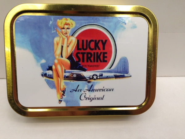 lucky-strike-sexy-pinup-sat-on-us-bomber-ww2-wwii-cigarettes-gold-sealed-lid-2oz-tobacco-storage-tin